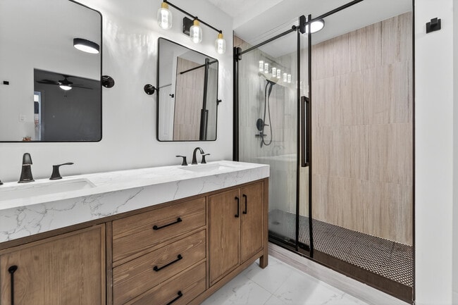 Building Photo - 1520 15th Ln