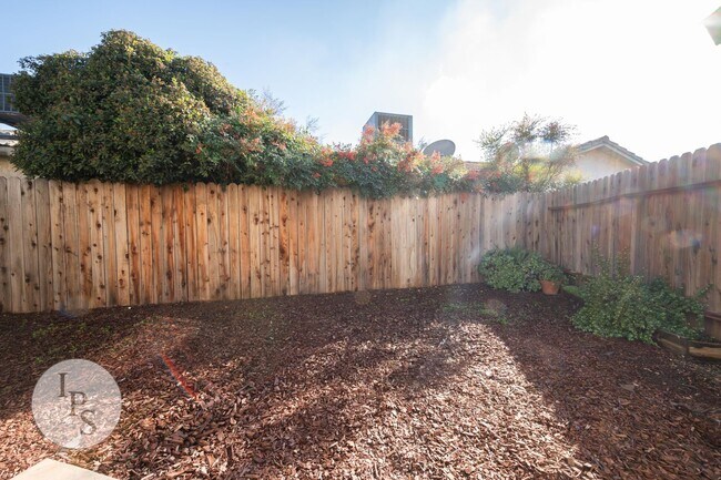 Building Photo - Colett:7579