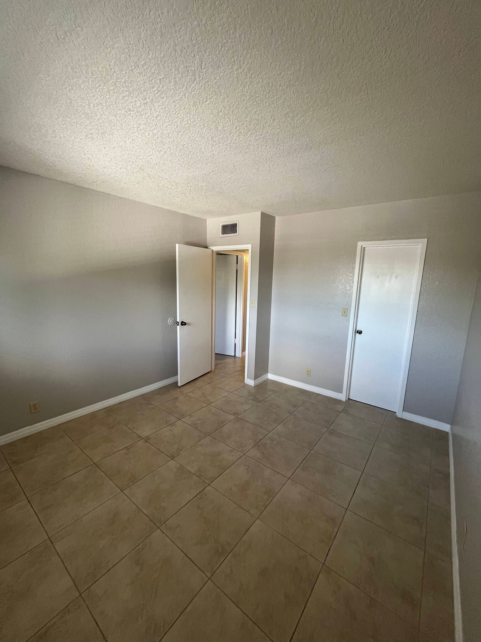 Building Photo - 2020 NE 56th St