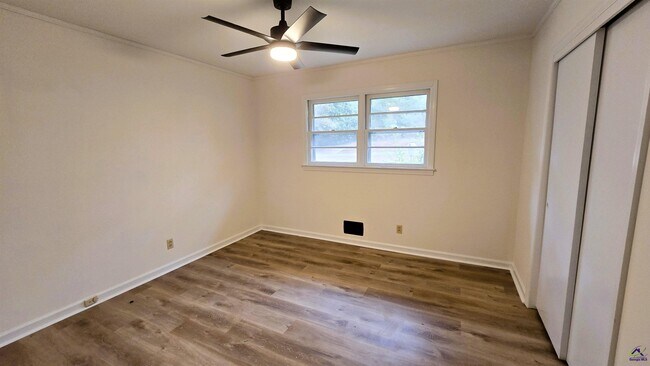 Building Photo - 4035 Meadowbrook Dr