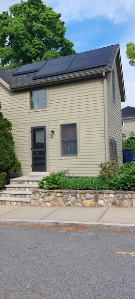 private entrance - 91 Johnson St