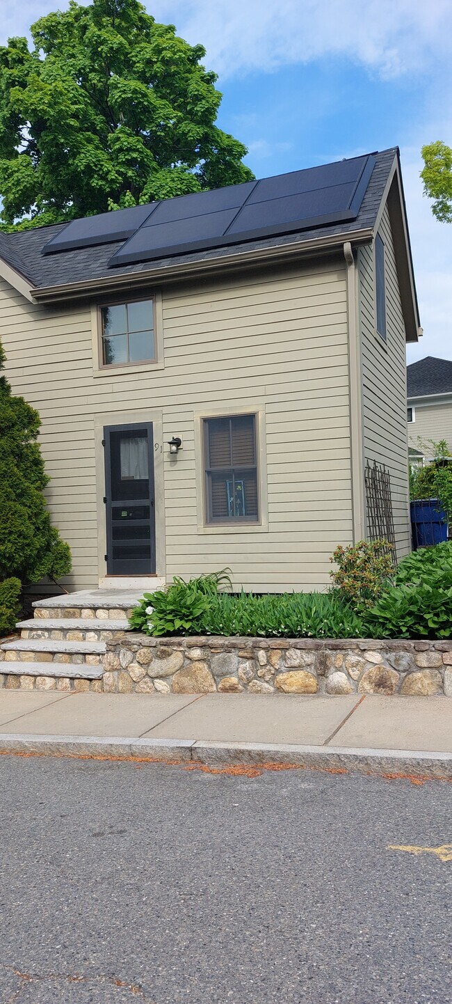 private entrance - 91 Johnson St