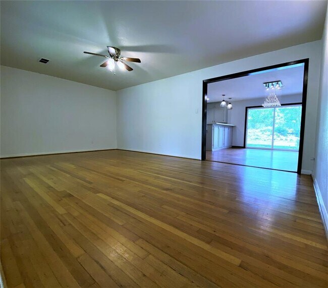 Building Photo - 5242 Beechnut St