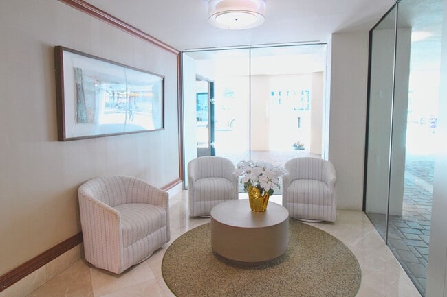 Building Photo - Luxury Living with Breathtaking City Views – Stunning Furnished 3BR/3BA in Bayfront Tower