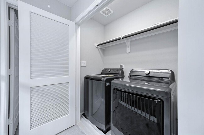 Building Photo - 2022 Groveland Glen Dr