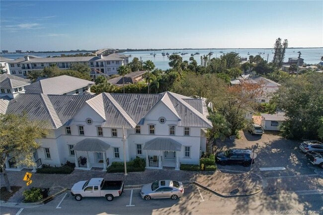 Building Photo - 3651 NE Pineapple Ave