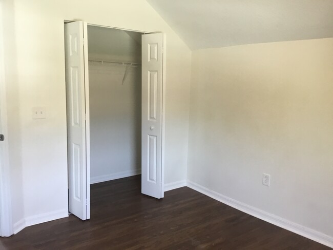 Building Photo - 10225 Summerview Cir