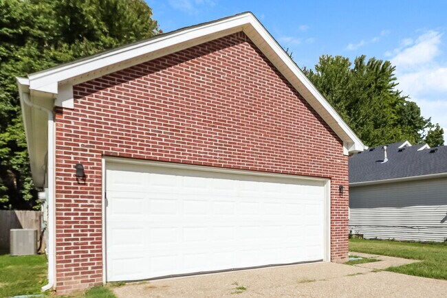 Building Photo - 11109 Meadow Chase Ct