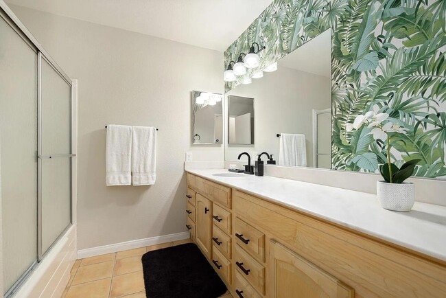 Building Photo - 864 S Mountain View Dr