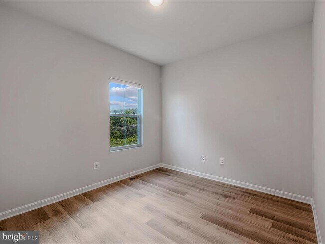 Building Photo - 290 Scoter Rd