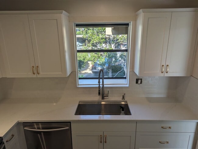 Building Photo - Gorgeous Upper Unit Condo in Fairway Knoll...