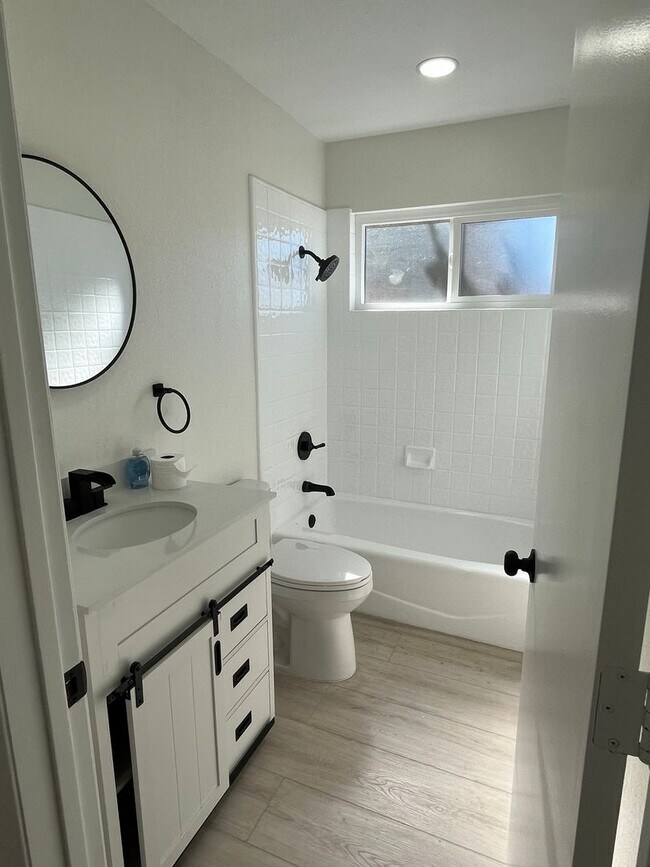 Building Photo - 784