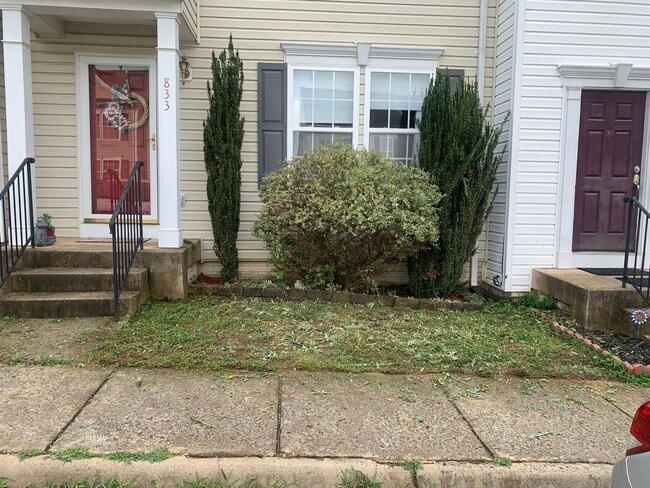Building Photo - 833 Gallows Ct