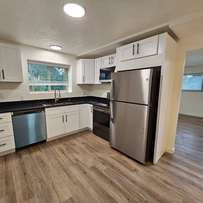 Building Photo - 922-928 E Fairclough Dr