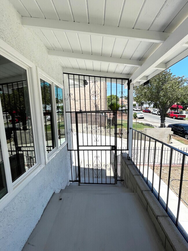 Building Photo - 953 N Hicks Ave