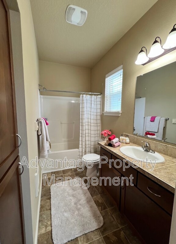 Building Photo - 523 Catron St N