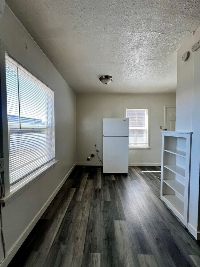 Building Photo - H102