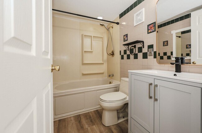 Building Photo - 128 Loudon Rd