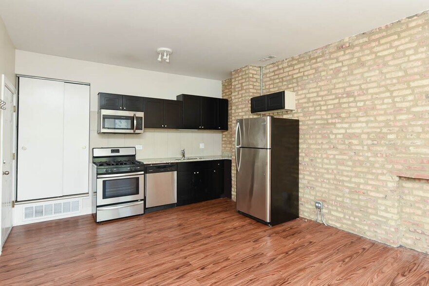Building Photo - 3550 W Lawrence Ave