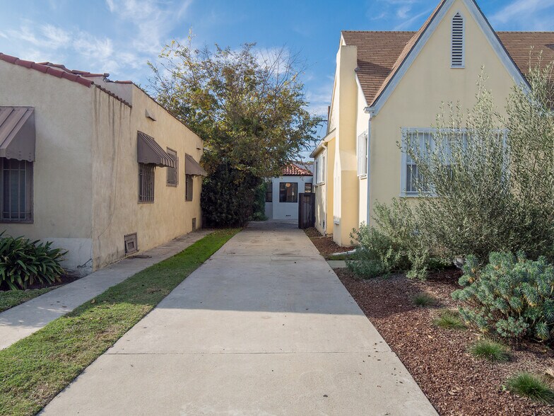 Approach from street - 2907 1/2 12th Ave