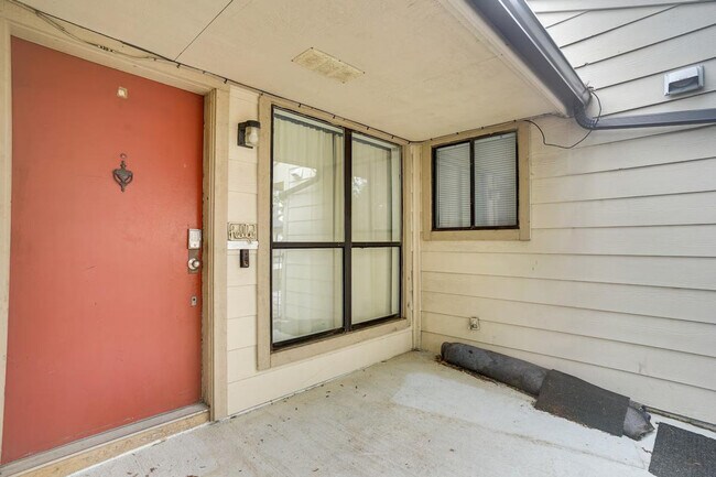 Building Photo - 6648 E Lovers Ln