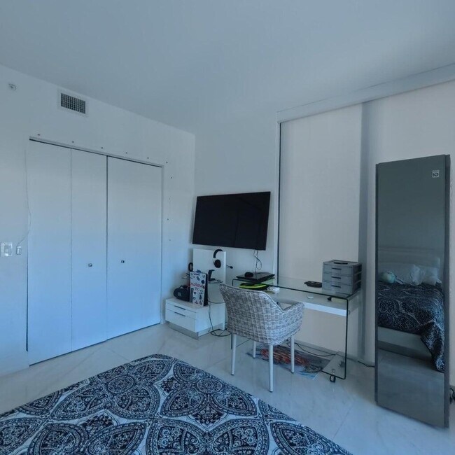 Building Photo - 650 NE 32nd St