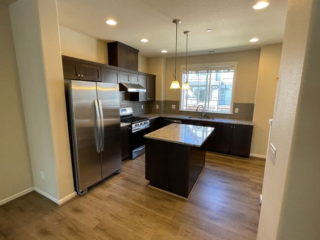 Building Photo - Bethany Townhouse
