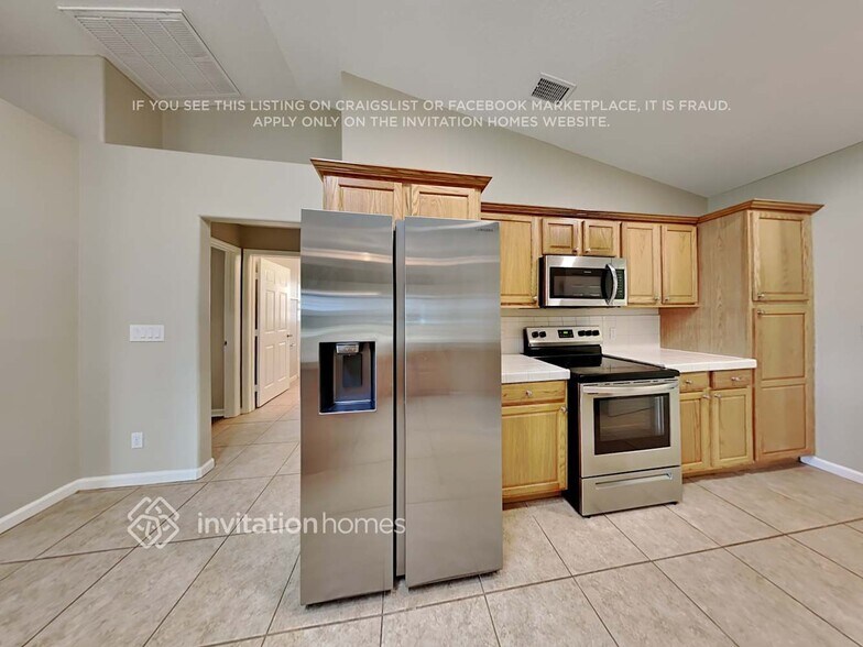 Building Photo - 2566 SW Hinchman St