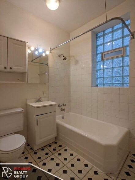 Building Photo - 2884 N Clark St