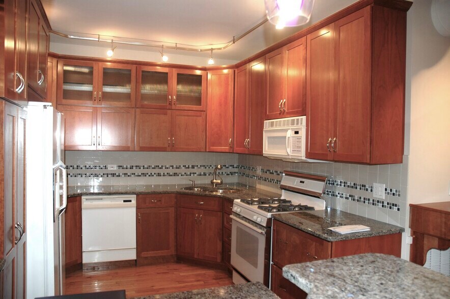 Kitchen - 525 N Ada St