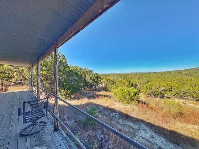 Building Photo - 2/2 w/ Loft - Electric Included!