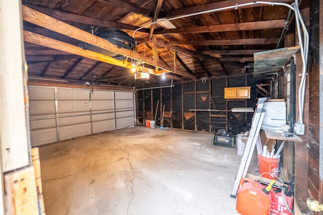 Building Photo - 1640 N Linder Ave