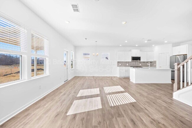 Building Photo - 2133 Riverbend Ave