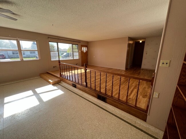 Building Photo - 3 Bed 2 Bath House with Attached 2 Car Garage & Trailer Parking