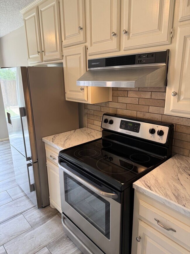 Building Photo - Updated 3-2-2 in Northwest Lubbock Near TC...
