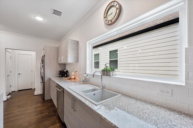 Building Photo - 1333 W 22nd St