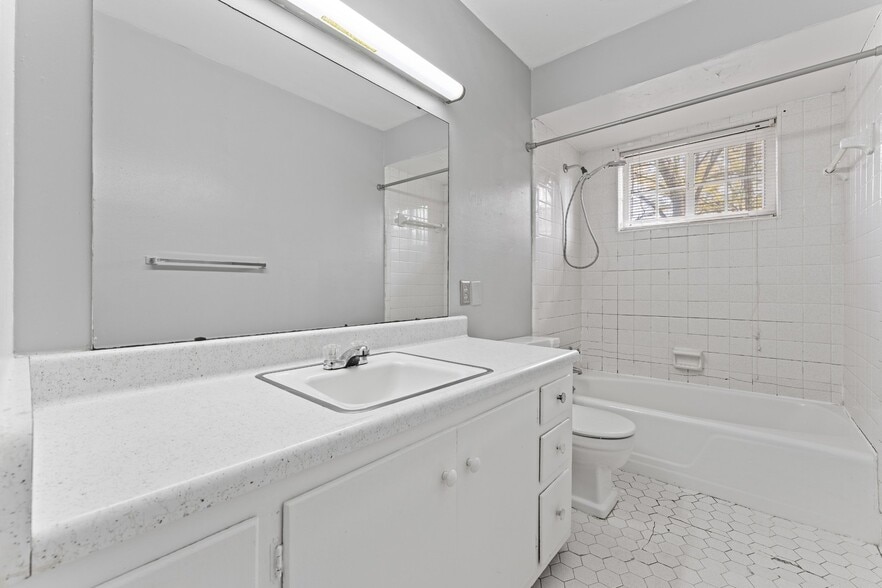 Building Photo - 34 Knoxbury Terrace