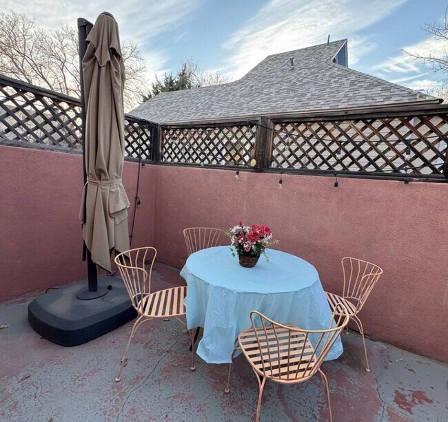 Building Photo - Historic Home 2 Bedroom +office 2 Baths, and Off street Parking