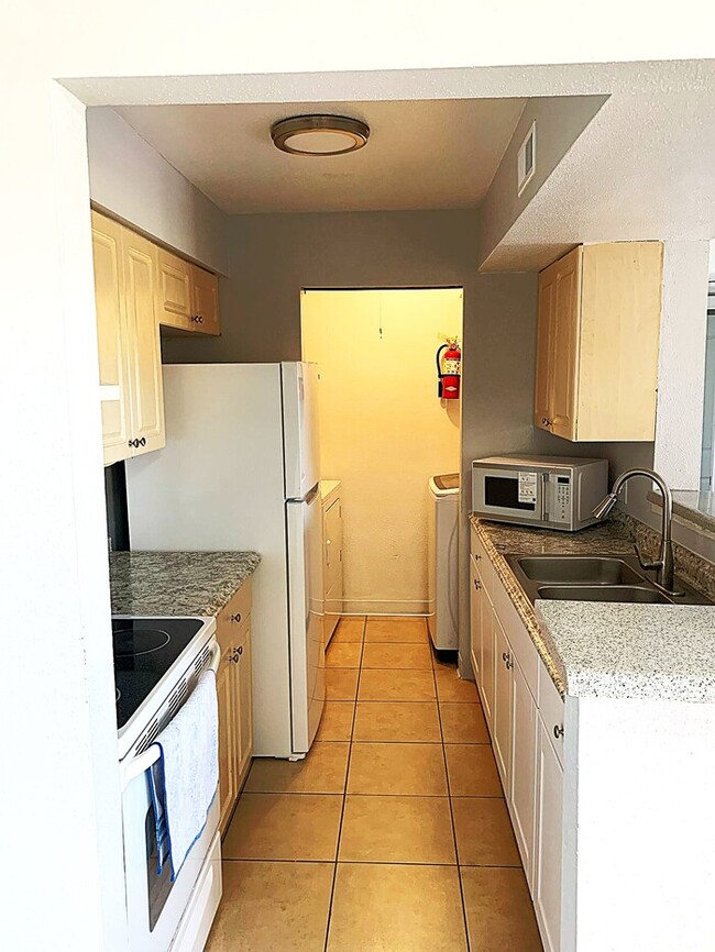 Building Photo - 2915 Winkler Ave