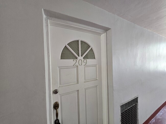 Building Photo - 120 ROYAL PALM Rd