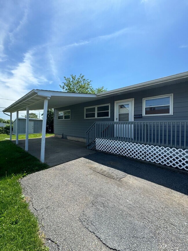 Building Photo - THREE BEDROOM TWIN
