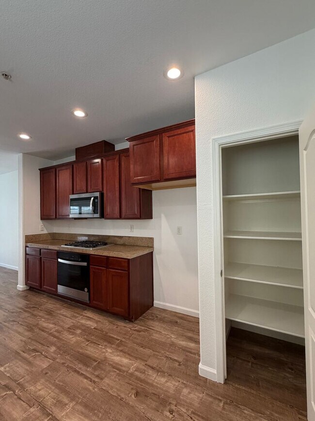 Building Photo - 3301 N Park Dr
