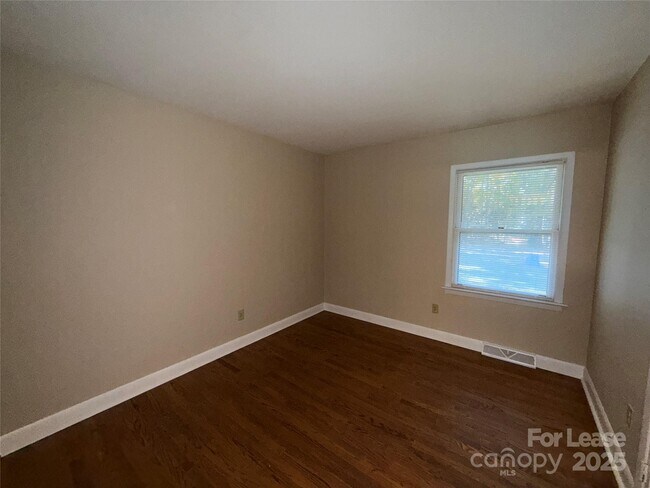 Building Photo - 925 Perth Rd