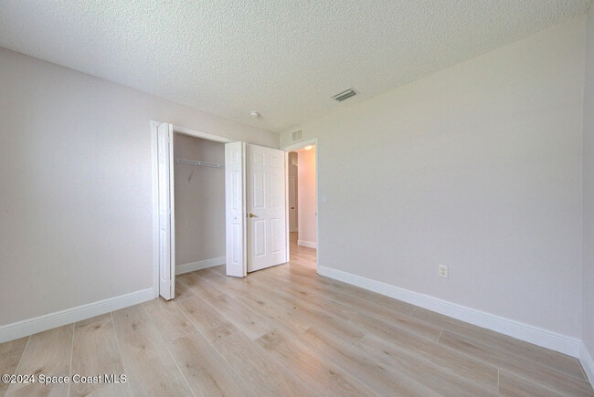 Building Photo - 1085 Sedgewood Cir