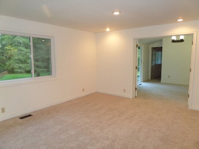 Building Photo - GREAT NEW PRICE! Gorgeous 6-Bedroom Home o...