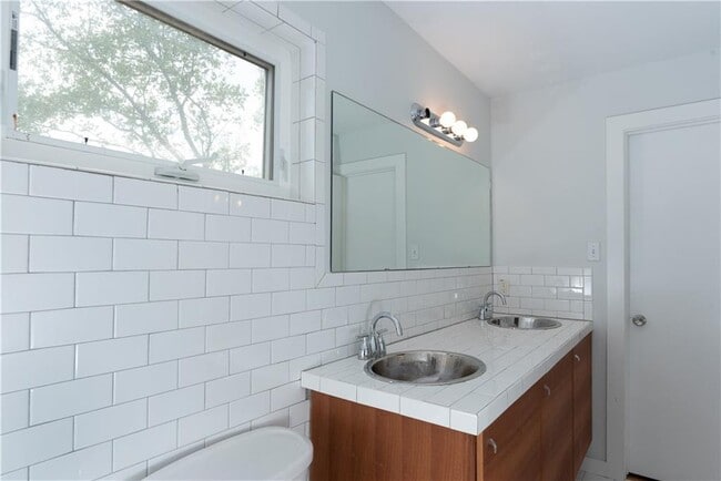 Building Photo - 1408 W 51st St