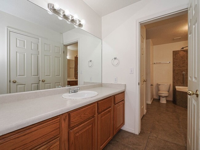 Building Photo - 2 Bedroom, 2 Bathroom Home