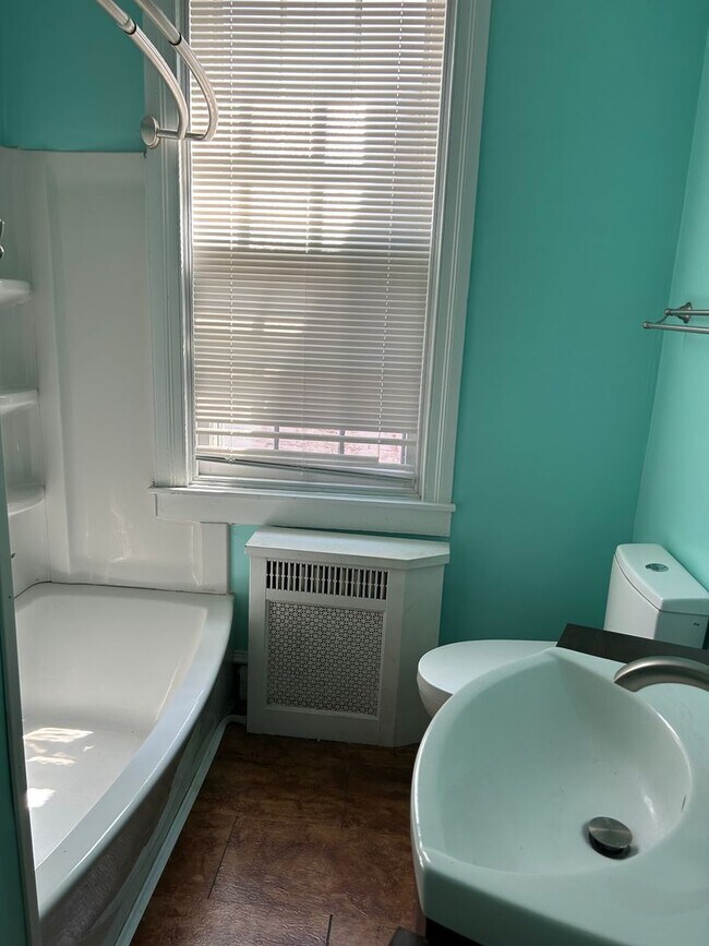 Building Photo - 475 W Market St