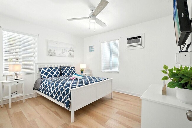 Building Photo - 343 Van Buren St