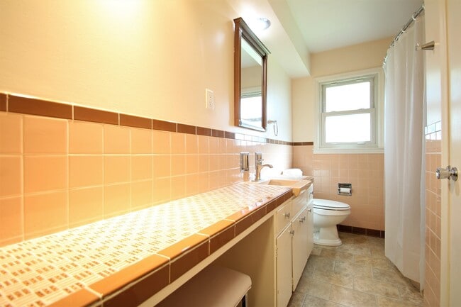 Building Photo - Beautiful and Spacious 3 Bedroom / 2 Bath ...